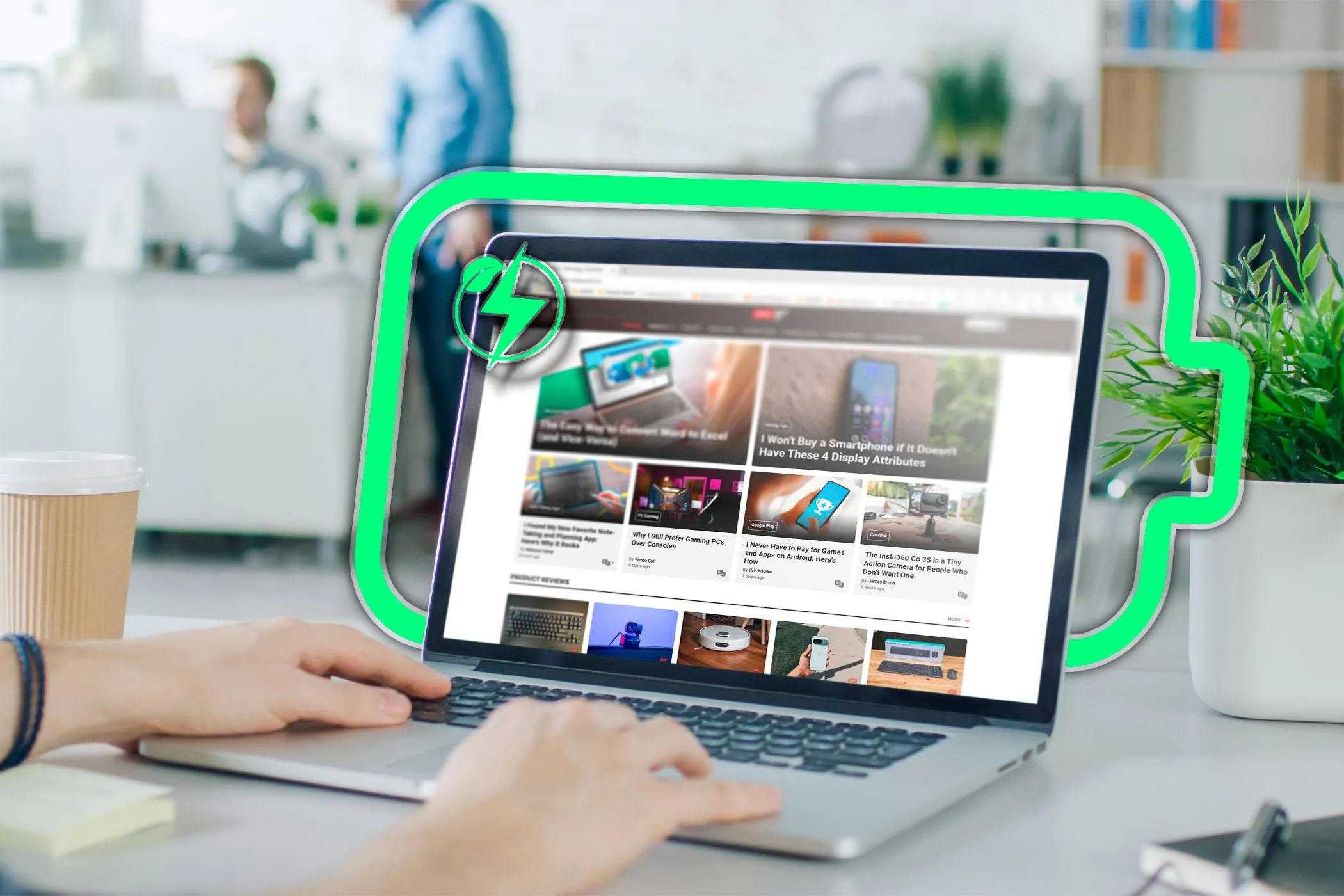 Người dùng làm việc trên laptop với trình duyệt Microsoft Edge đang bật chế độ tiết kiệm pin, nhấn mạnh khả năng tối ưu hiệu quả năng lượng.