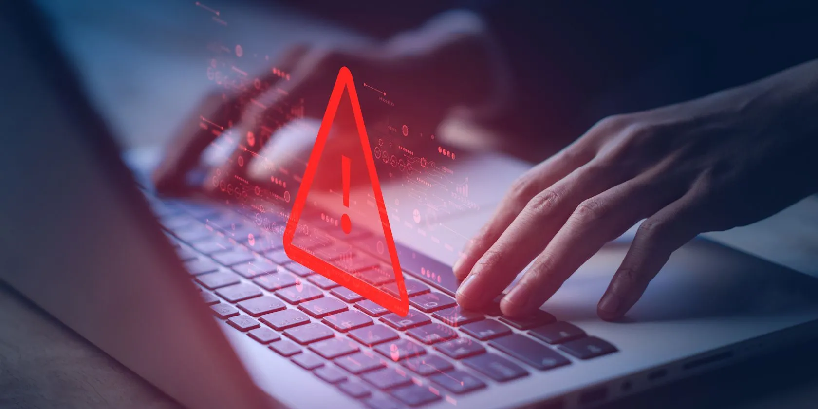 Người dùng laptop với cảnh báo bảo mật trên màn hình