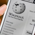 Người dùng mở ứng dụng Wikipedia trên điện thoại để tìm kiếm thông tin