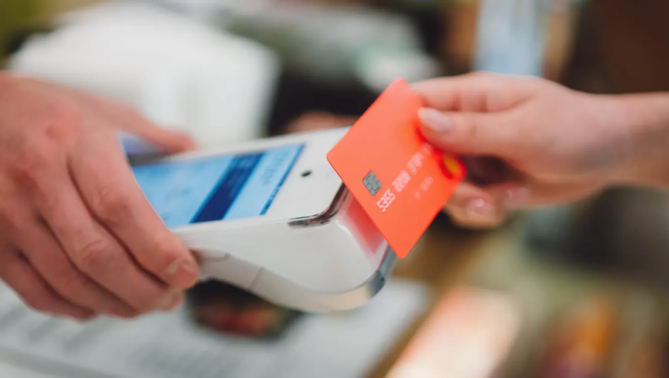 Người dùng sử dụng tính năng chạm để thanh toán (Tap-to-Pay) bằng thẻ không tiếp xúc