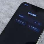 Người dùng tìm kiếm trên điện thoại Google Pixel, minh họa tương tác với AI tìm kiếm