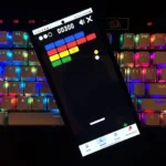 Người dùng trải nghiệm game Block Breaker trên điện thoại di động qua Google Search