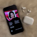 Người dùng trải nghiệm Spotify trên iPhone cùng AirPods, biểu tượng cho quyền tự do thanh toán mới của ứng dụng.