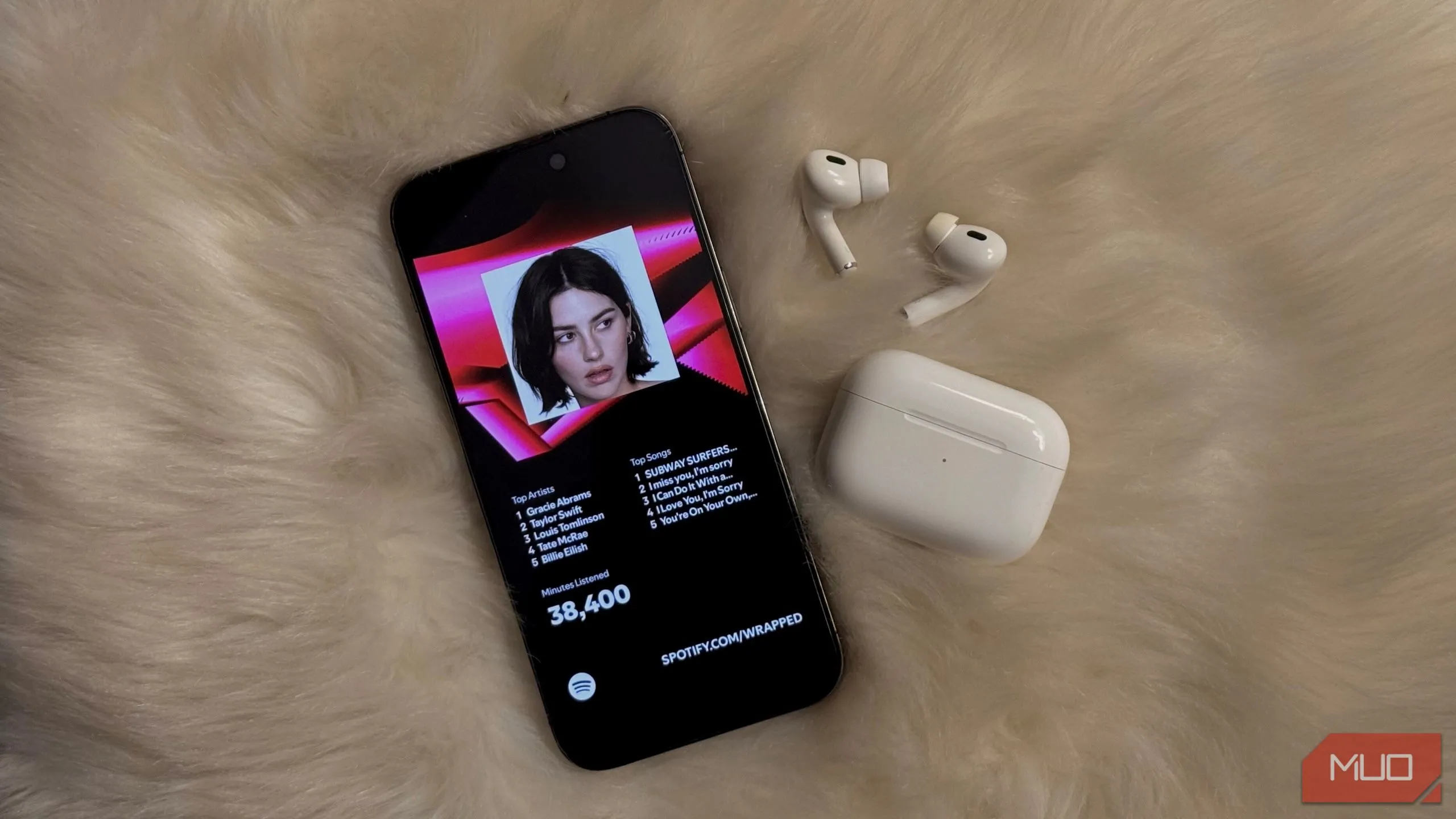 Người dùng trải nghiệm Spotify trên iPhone cùng AirPods, biểu tượng cho quyền tự do thanh toán mới của ứng dụng.