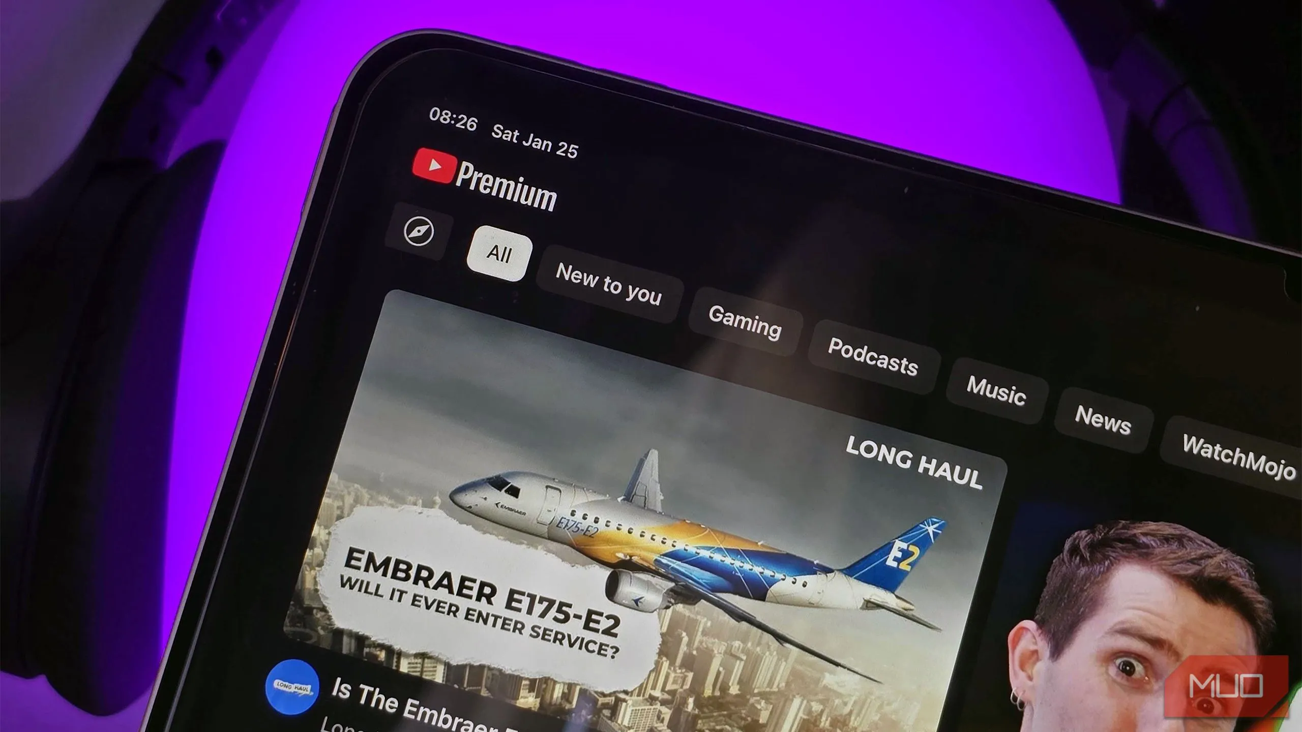 Người dùng trải nghiệm YouTube Premium trên iPad Air, tận hưởng video không quảng cáo với gói đăng ký