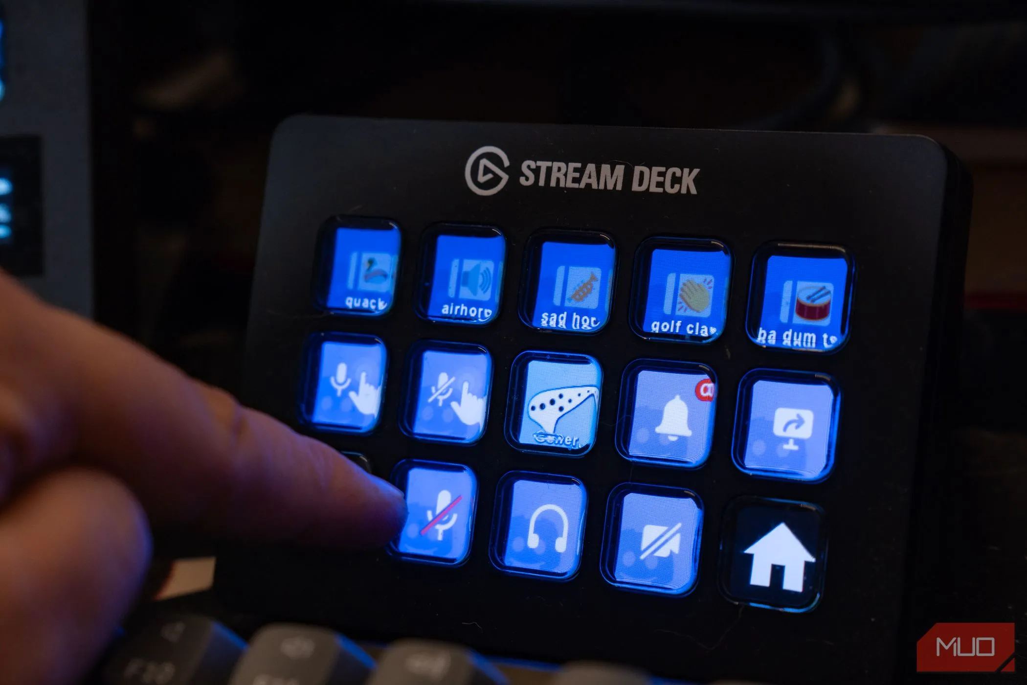 Người dùng tương tác với Elgato Stream Deck có biểu tượng plugin Discord