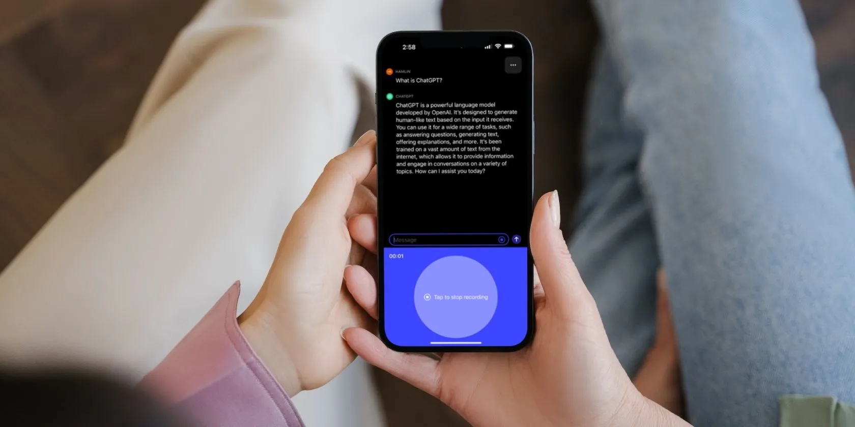 Người dùng tương tác với tính năng Whisper của ChatGPT trên iPhone