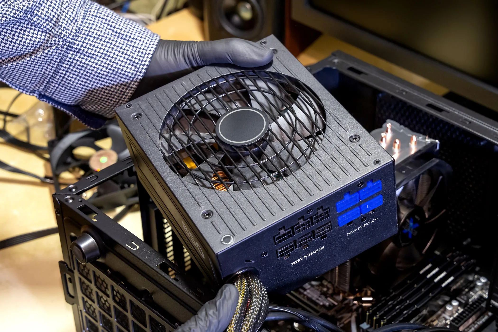Người lắp đặt bộ nguồn máy tính vào vỏ PC