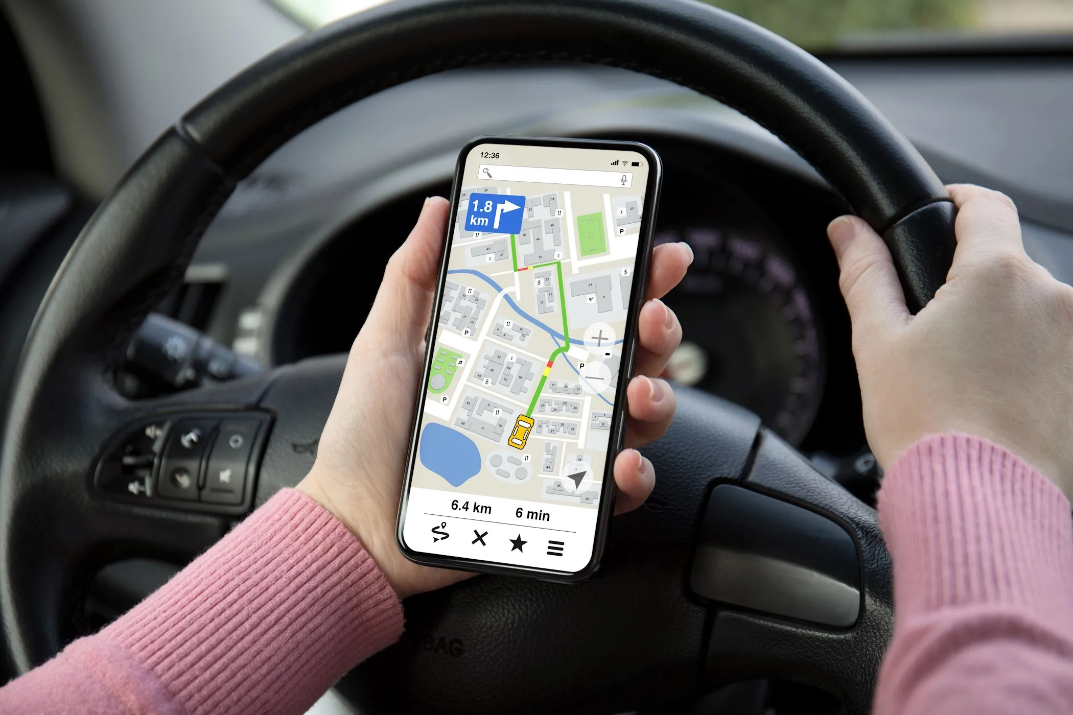 Người phụ nữ đang sử dụng ứng dụng bản đồ trên điện thoại Android khi lái xe, minh họa khả năng theo dõi GPS của điện thoại cũ.