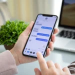 Người phụ nữ dùng iPhone với ứng dụng nhắn tin iMessage