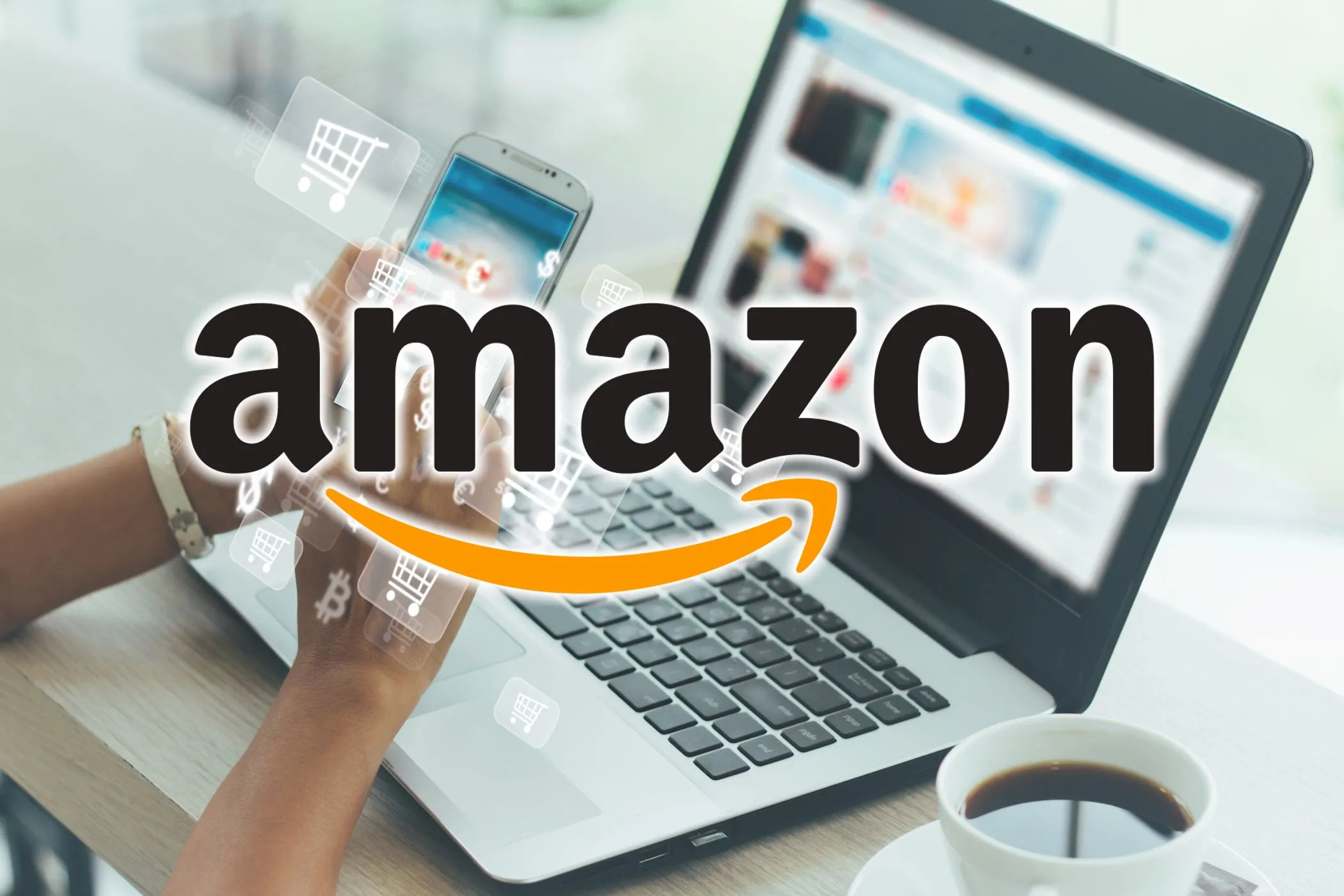 Người phụ nữ mua sắm trên máy tính xách tay với logo Amazon