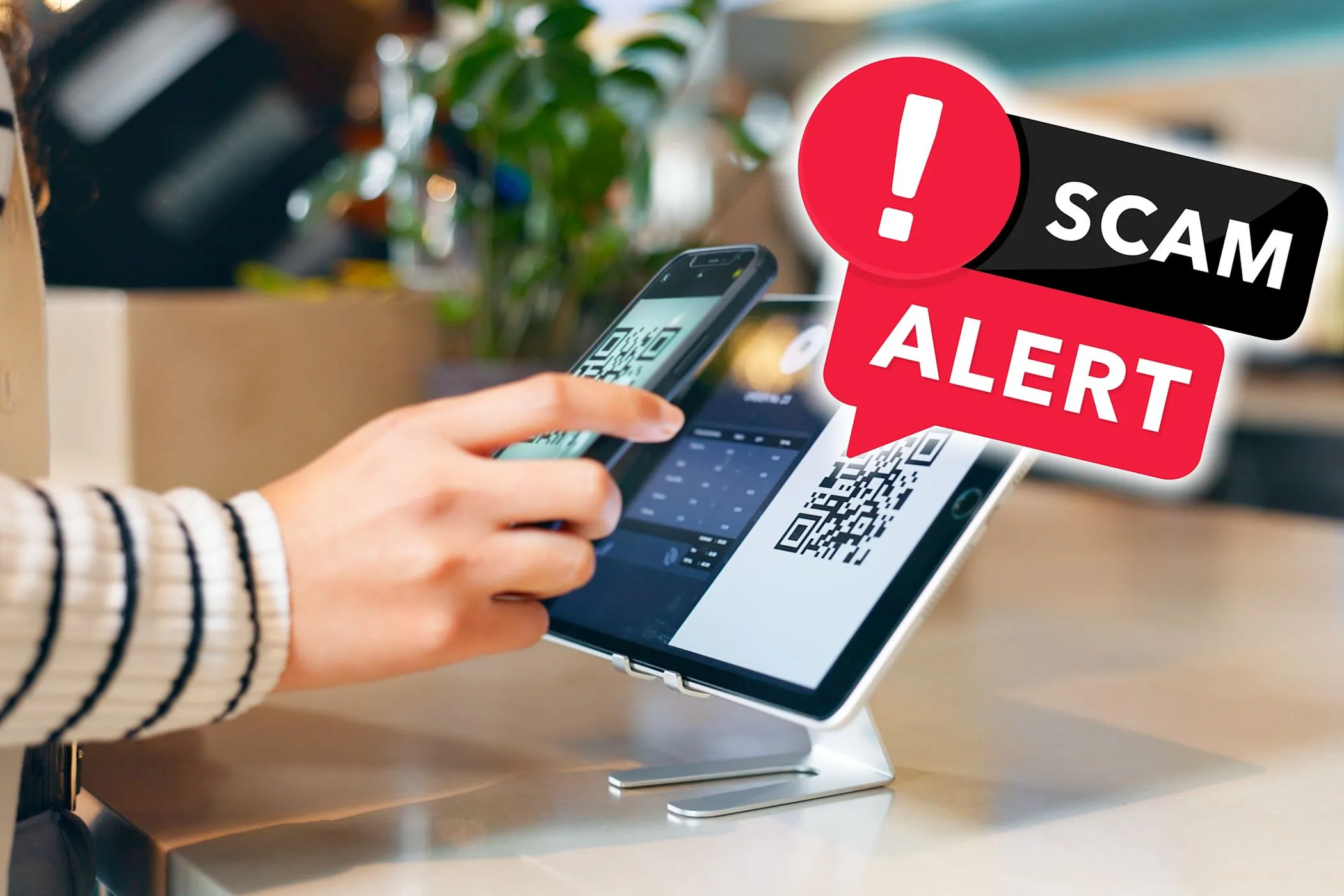 Người phụ nữ quét mã QR để thanh toán nhưng gặp rủi ro lừa đảo
