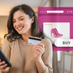 Người phụ nữ thanh toán mua sắm online trên điện thoại bằng thẻ tín dụng