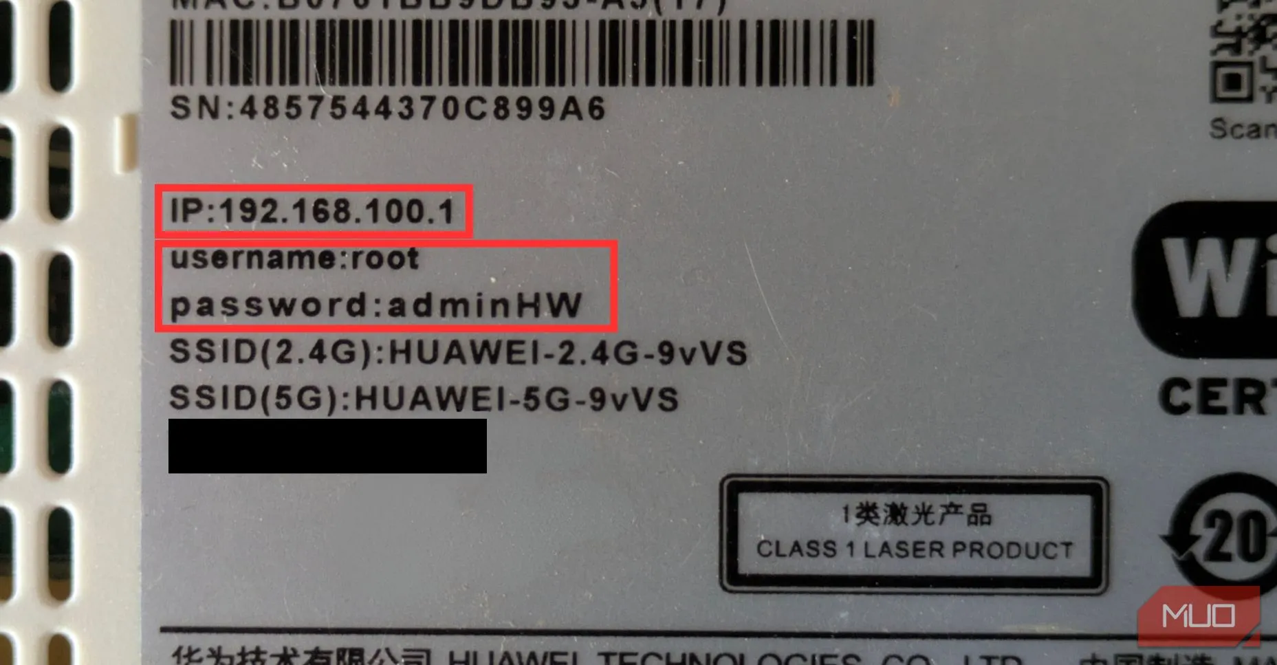 Nhãn dán phía sau router hiển thị thông tin đăng nhập mặc định như địa chỉ IP, tên người dùng và mật khẩu