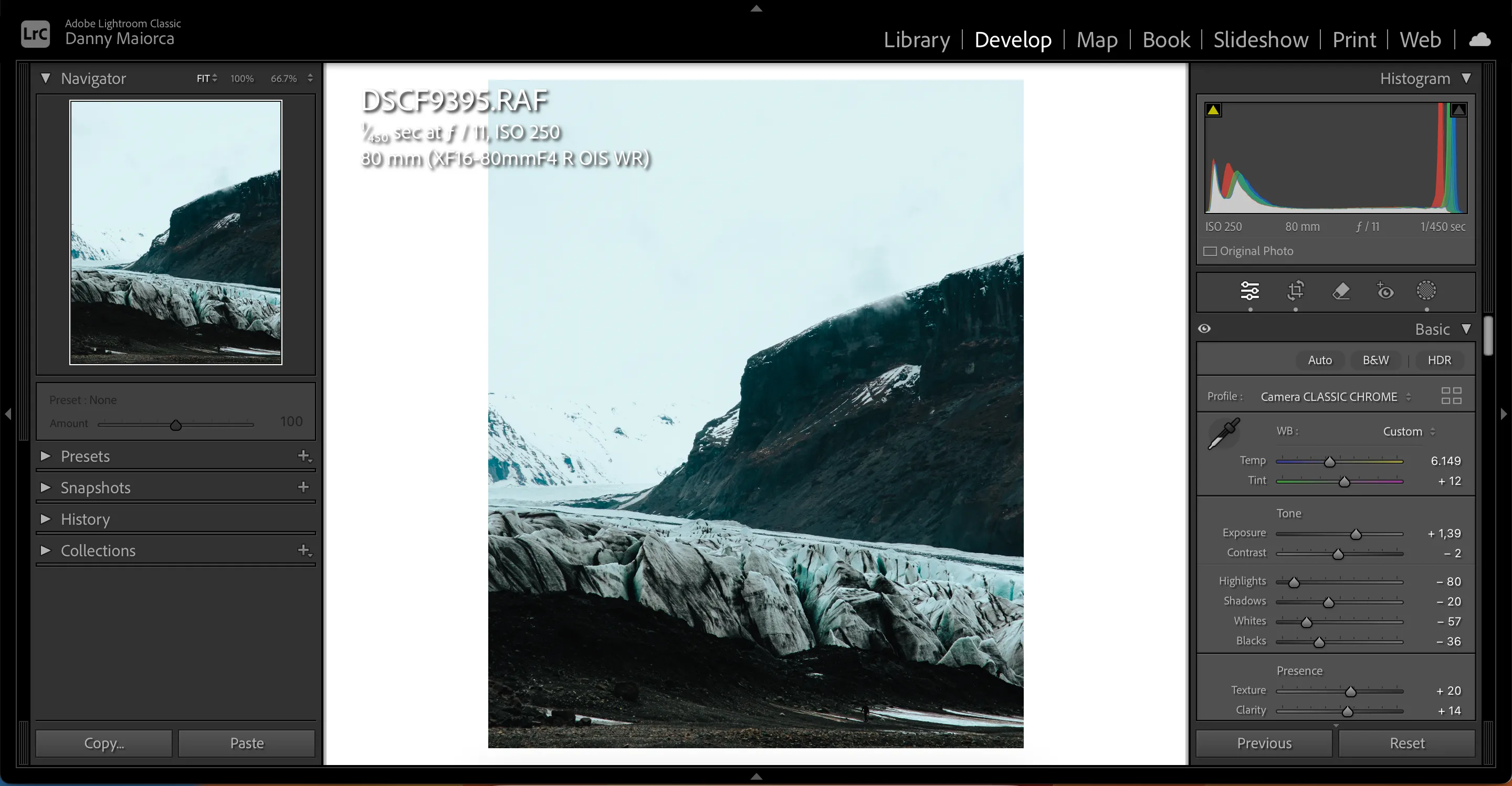Nhiếp ảnh gia đang chỉnh sửa ảnh trong giao diện Lightroom Classic thể hiện sự tận hưởng