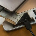 Nhiều ổ cứng di động và SSD ngoài đặt trên laptop, minh họa giải pháp lưu trữ thay thế phân vùng ổ đĩa