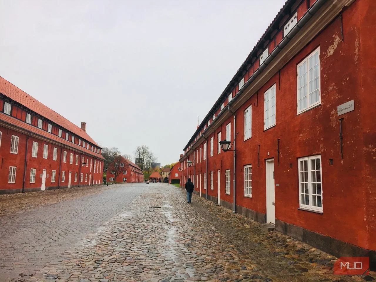Những doanh trại màu đỏ đặc trưng của pháo đài Kastellet, Copenhagen dưới bầu trời mùa đông