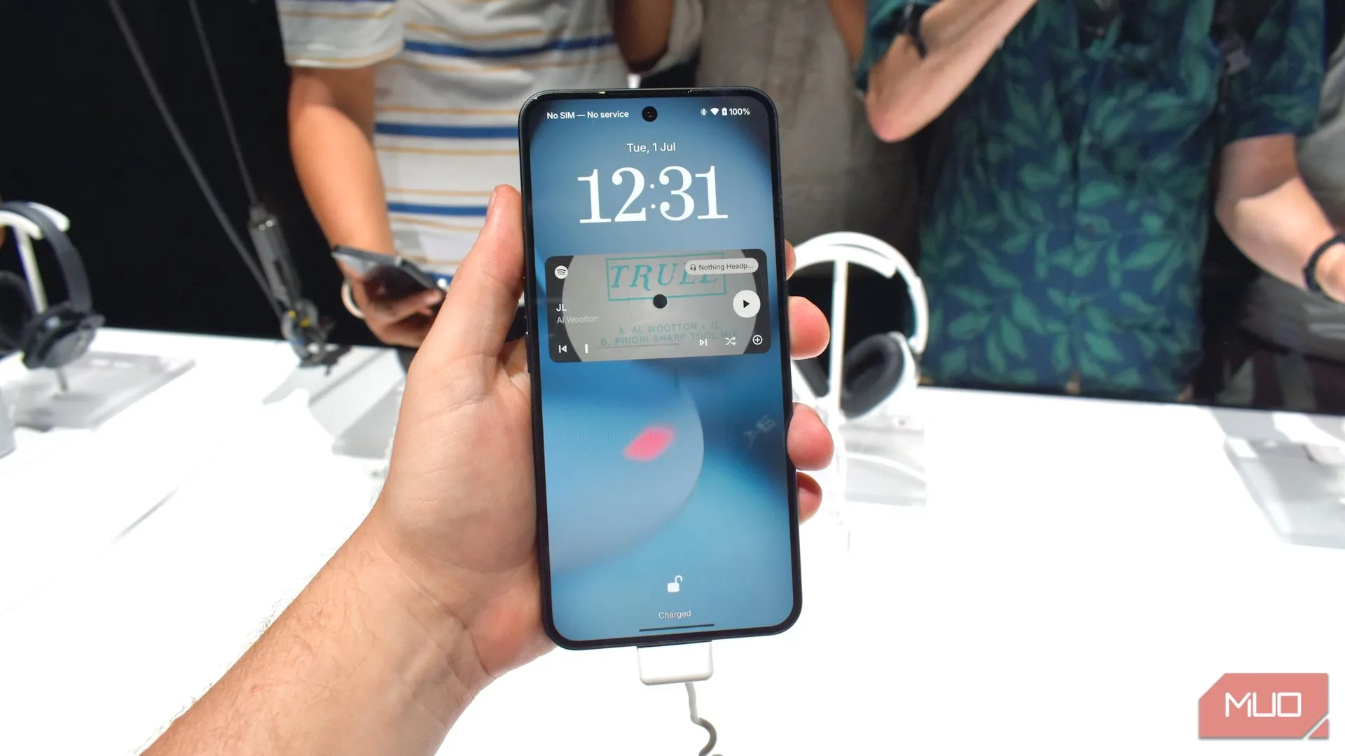 Nothing Phone 3 với mặt trước và viền được cầm trên tay