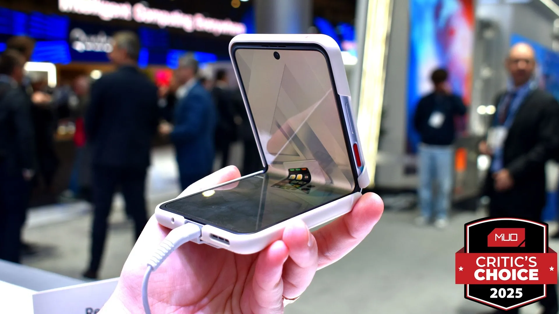 Nubia Flip 2 gập một phần, nhìn thấy nếp gấp tại MWC 2025