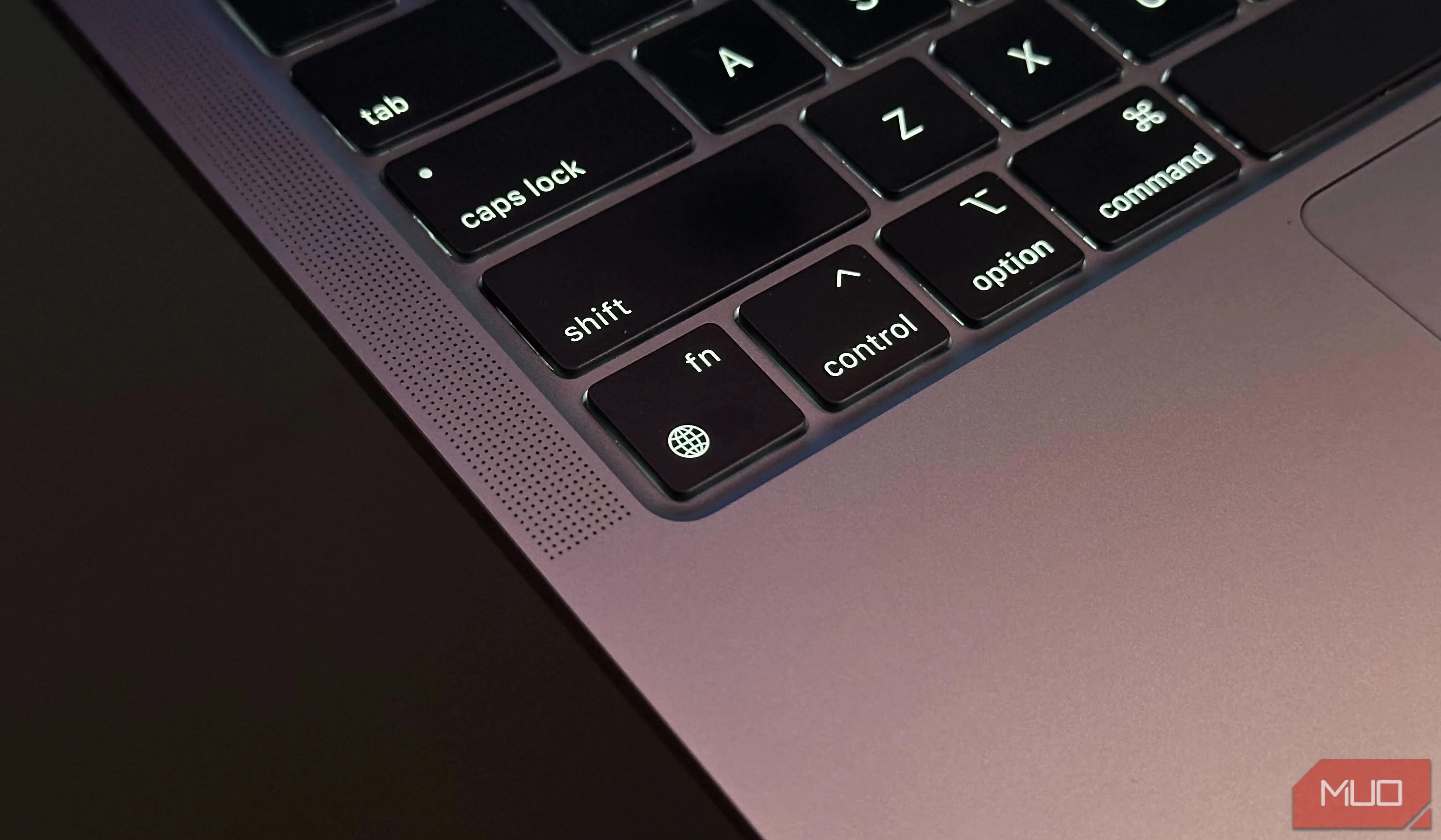 Nút Function (Fn) hoặc Globe trên bàn phím MacBook, cho thấy sự chú trọng vào thiết kế và chức năng của Apple