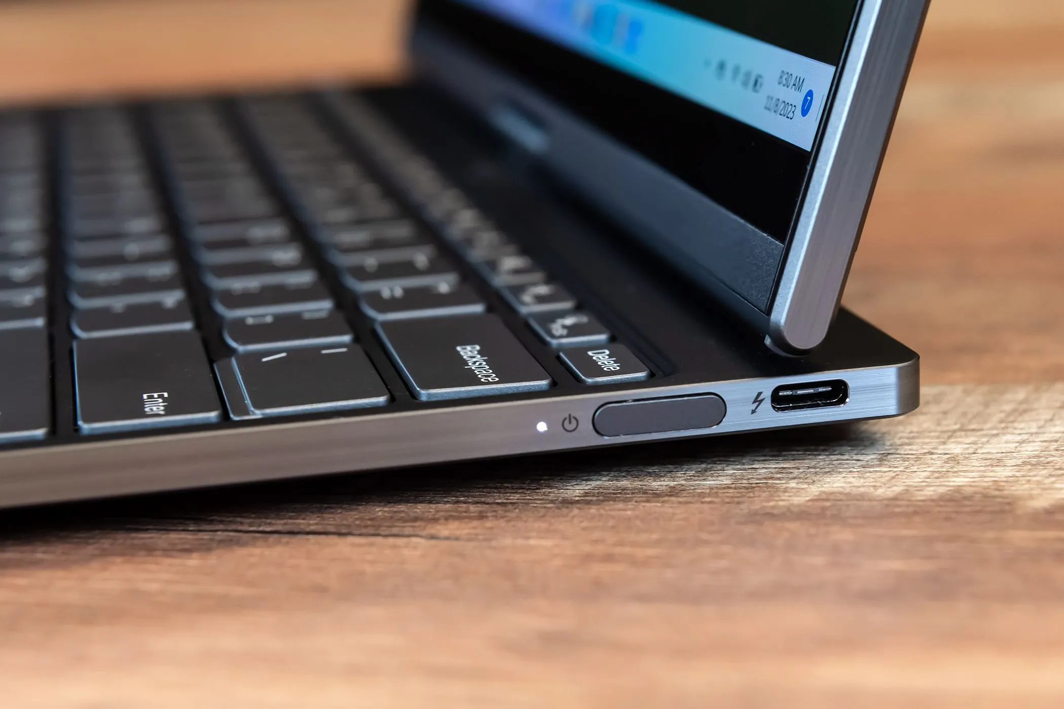 Nút nguồn và cổng sạc USB-C của laptop Lenovo ThinkBook Plus Gen 4, minh họa cho việc thực hiện Hard Reset.