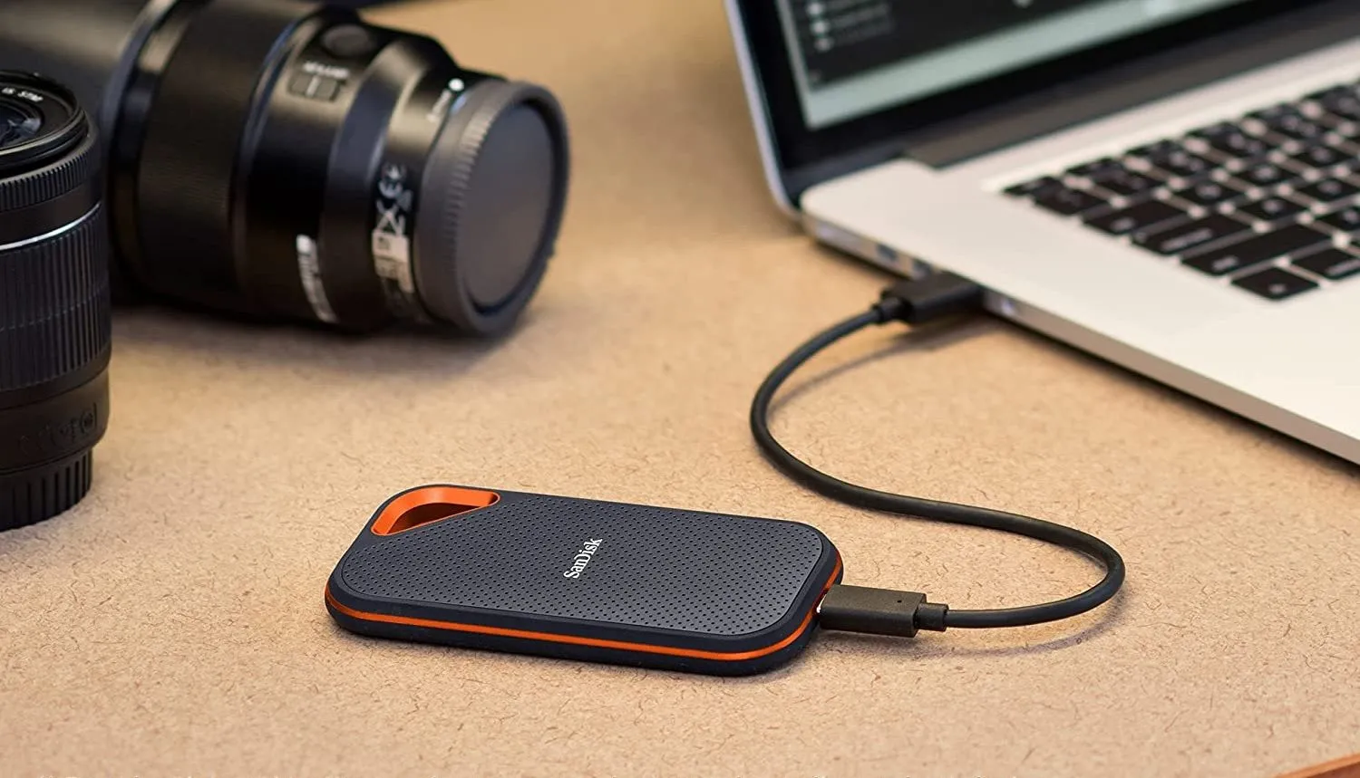 Ổ cứng di động SanDisk Extreme Pro SSD cắm vào laptop qua cổng USB