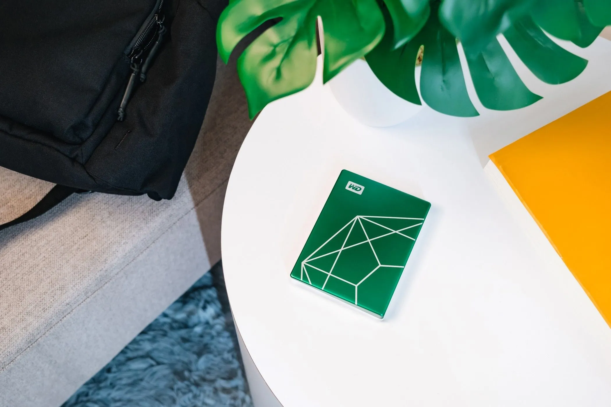 Ổ cứng di động WD My Passport Ultra 20th Anniversary Edition dung lượng 2TB trên bàn làm việc
