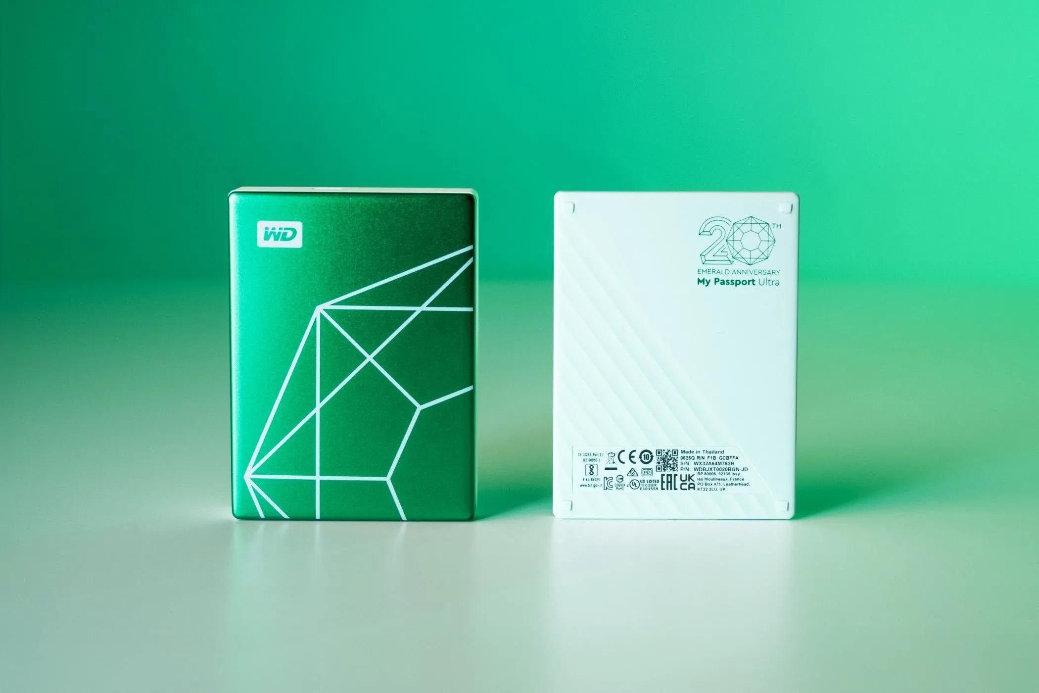 Ổ cứng di động WD My Passport Ultra phiên bản kỷ niệm 20 năm màu xanh ngọc với thiết kế kim loại tinh xảo