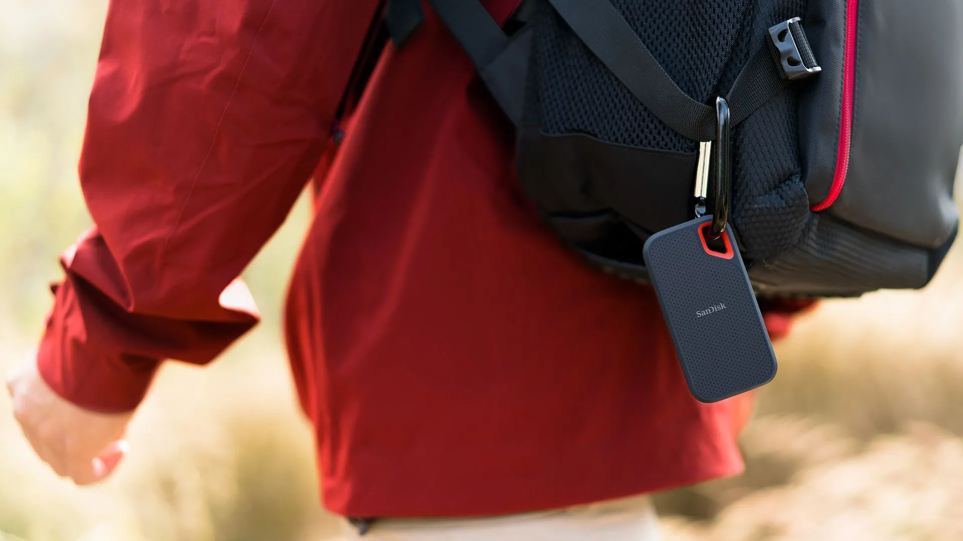 Ổ cứng SSD di động SanDisk Extreme 8TB được gắn trên ba lô của nhà sáng tạo nội dung
