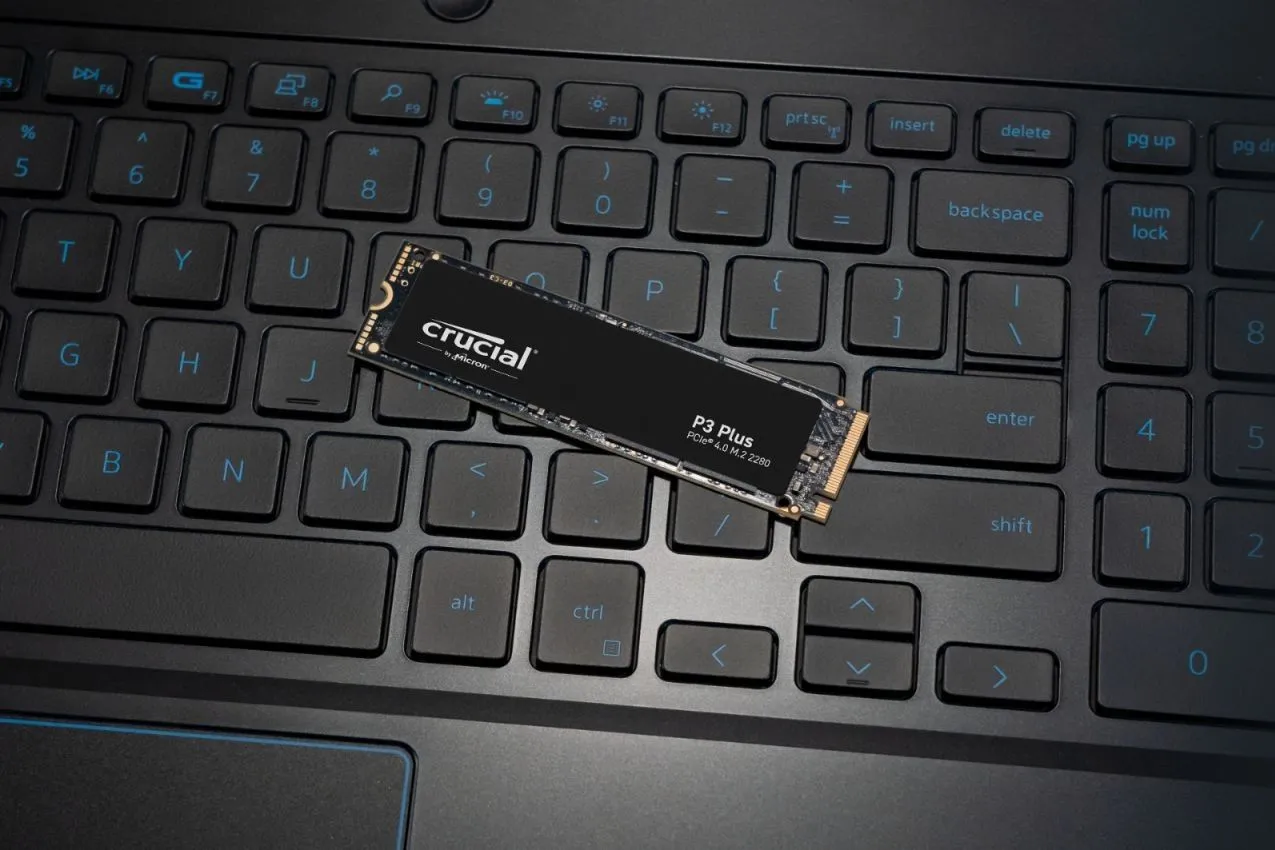 Ổ cứng SSD NVMe Crucial P3 Plus được lắp đặt trên bo mạch chủ laptop, minh họa cho tuổi thọ giới hạn của SSD.
