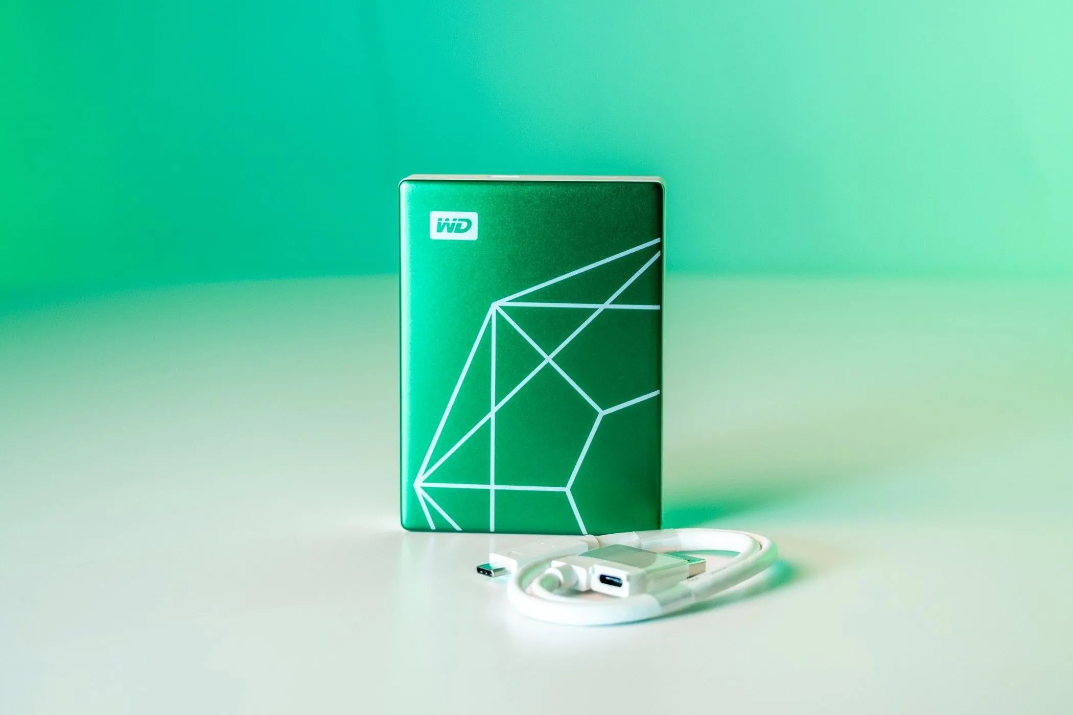 Ổ cứng WD My Passport Ultra Emerald Edition đi kèm cáp USB-C để kết nối đa thiết bị tiện lợi