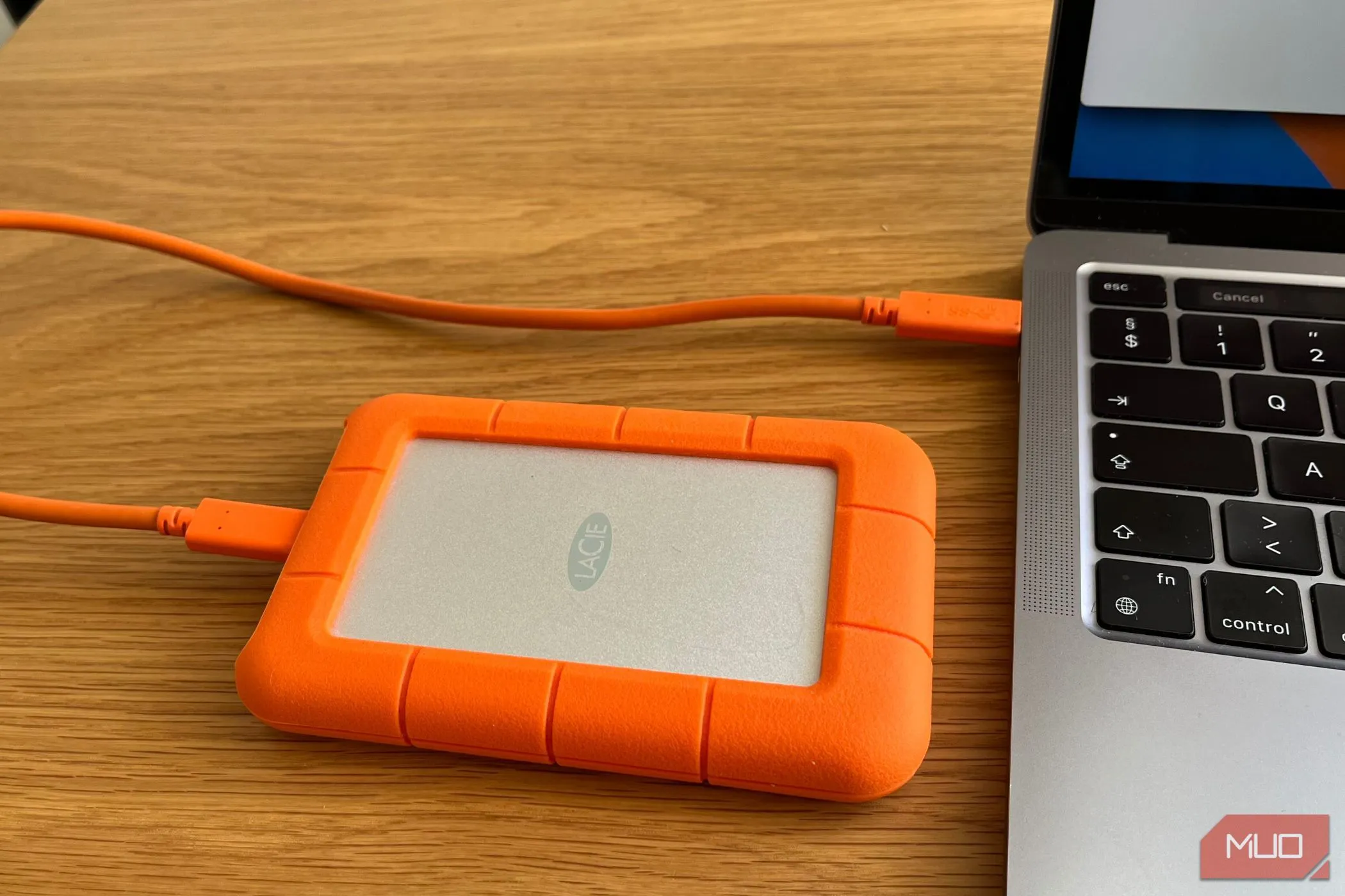 Ổ đĩa cứng ngoài (HDD) kết nối với máy tính, phương pháp sao lưu dữ liệu vật lý