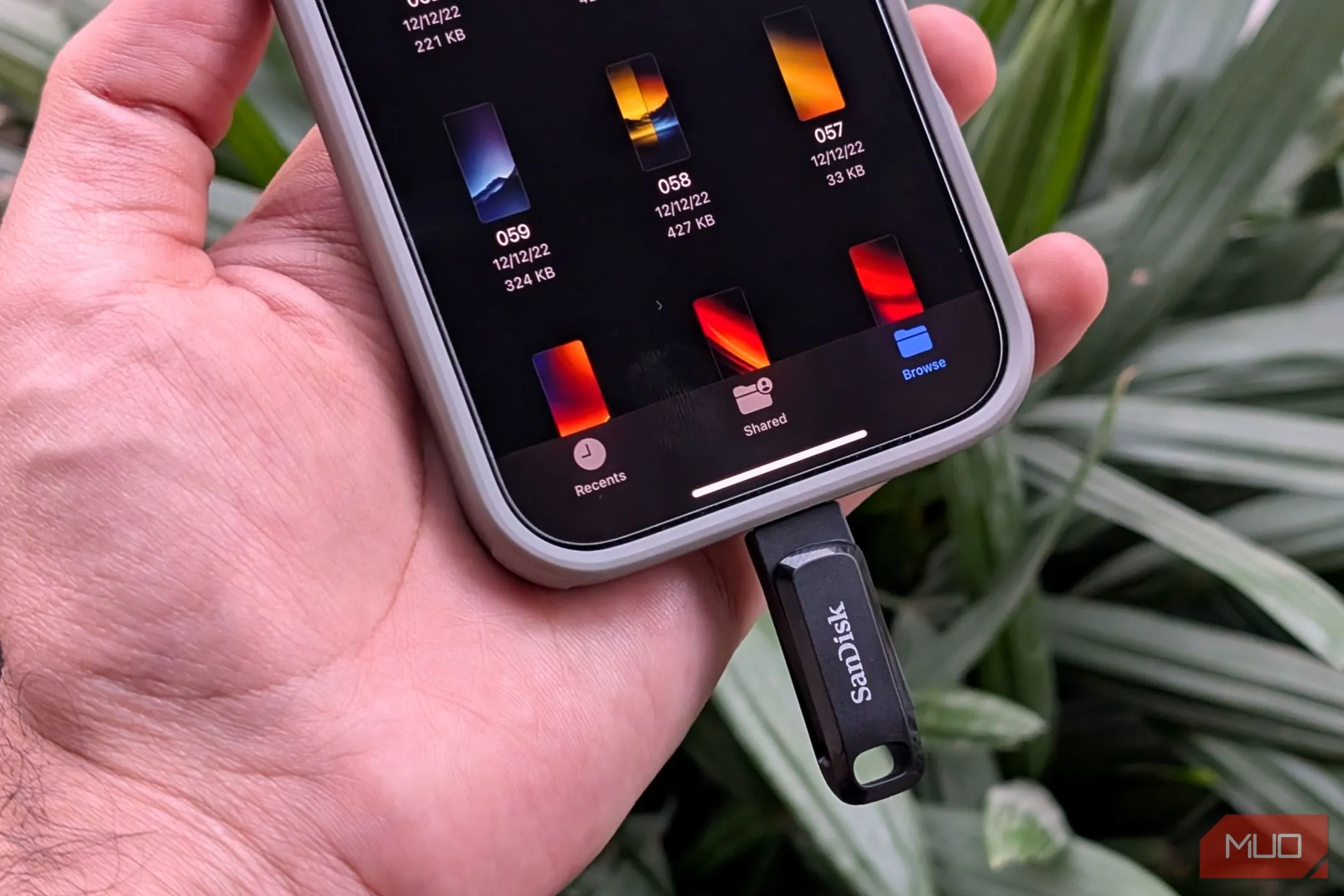 Ổ đĩa flash USB-C kết nối với iPhone qua cổng sạc, minh họa khả năng lưu trữ di động.