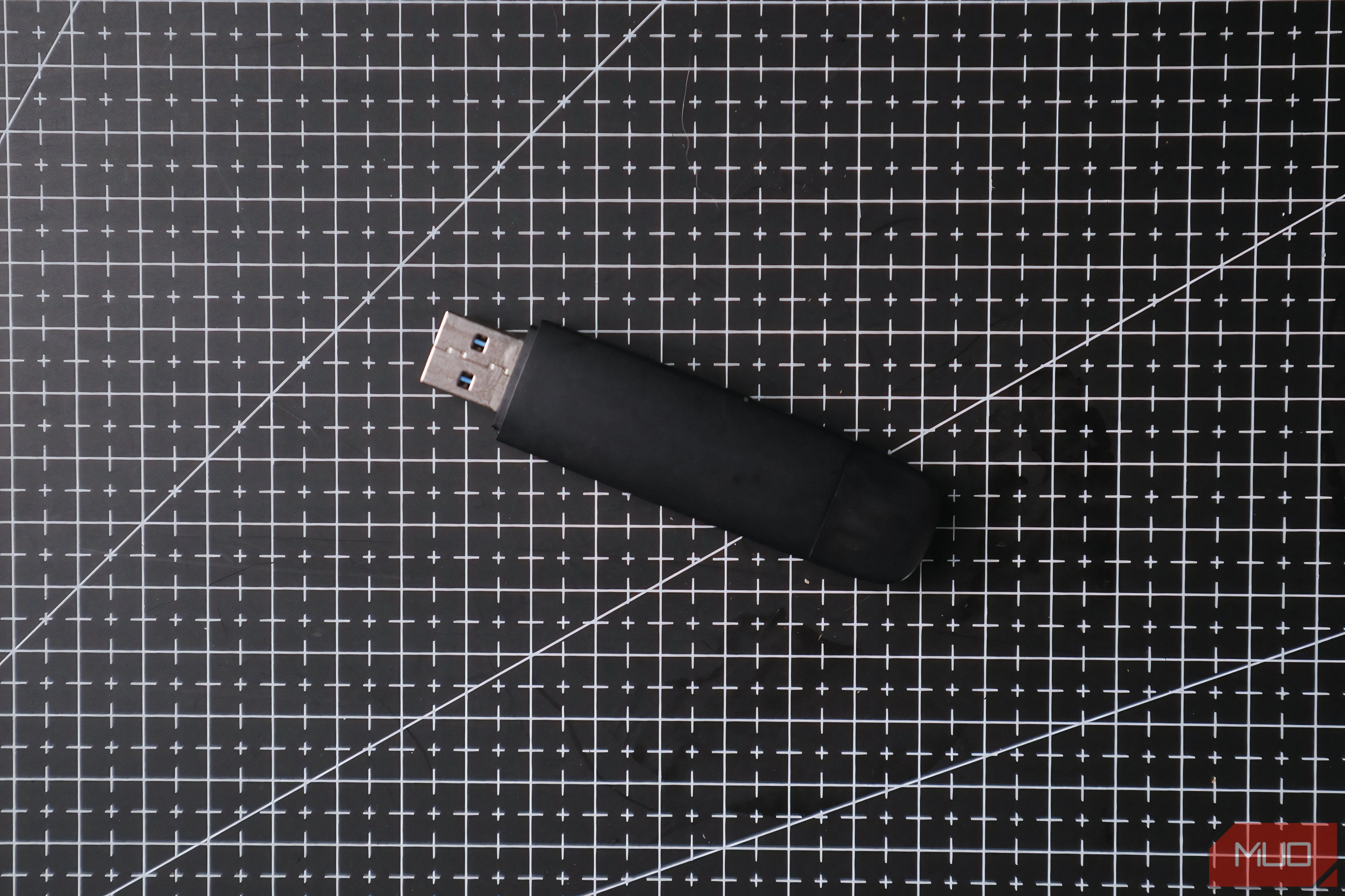 Ổ USB flash drive cắm vào cổng USB xe ô tô để phát nhạc