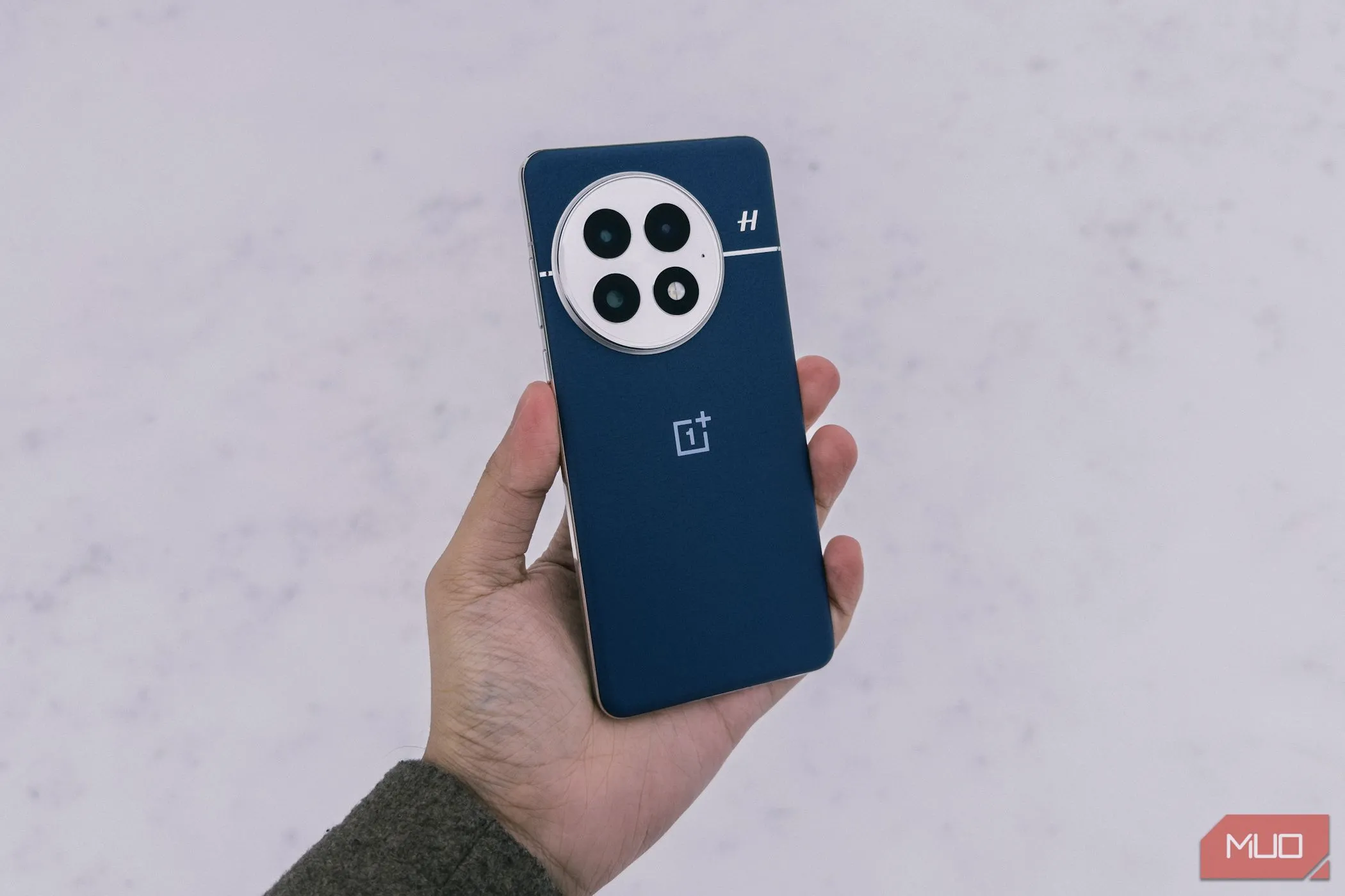 OnePlus 13 trên tay người dùng với khung cảnh tuyết trắng