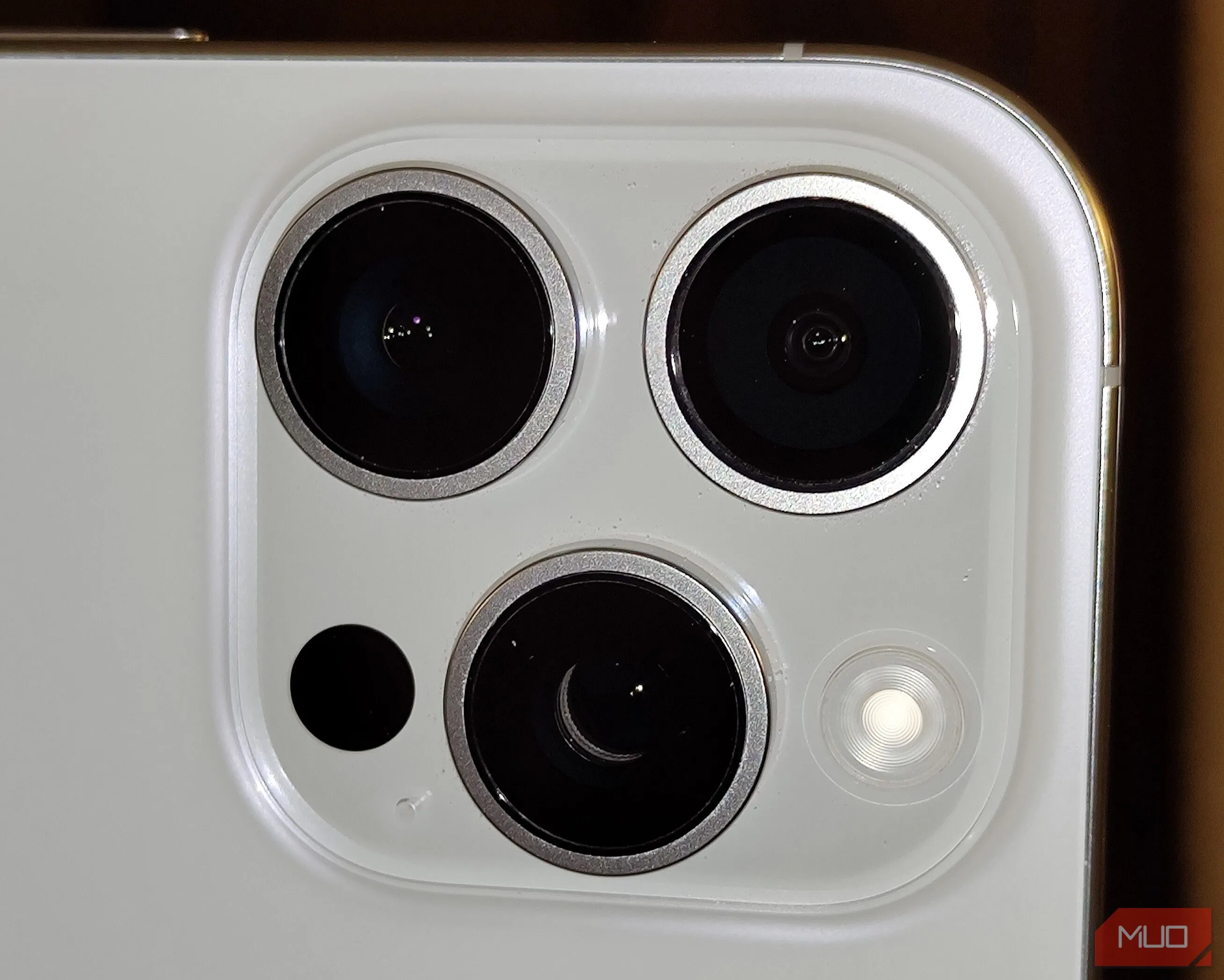 Ống kính camera điện thoại đã được lau sạch, sáng bóng