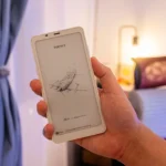 Onyx Boox Palma 2 được giữ trong lòng bàn tay người dùng, thể hiện kích thước nhỏ gọn và màn hình e-ink