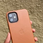 Ốp lưng da màu nâu trên iPhone 12, biểu tượng của sự bền bỉ và đẳng cấp.