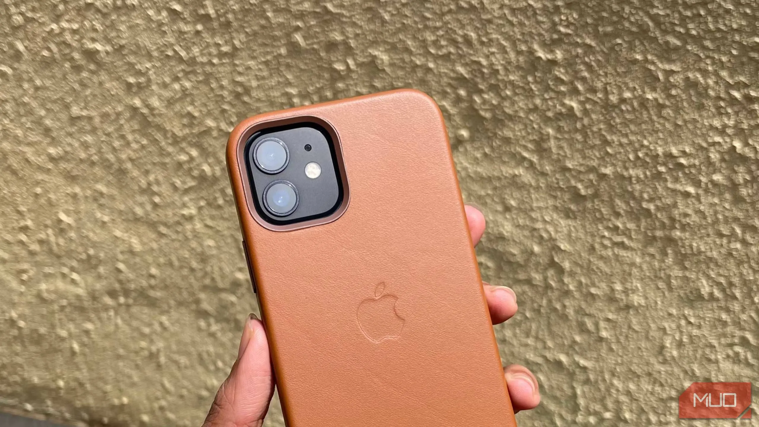 Ốp lưng da màu nâu trên iPhone 12, biểu tượng của sự bền bỉ và đẳng cấp.