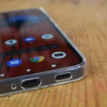 Ốp lưng điện thoại trong suốt trên Nothing Phone 1 cho thấy cổng sạc và chất liệu nhựa dễ bị ố vàng khi tiếp xúc với tia UV.