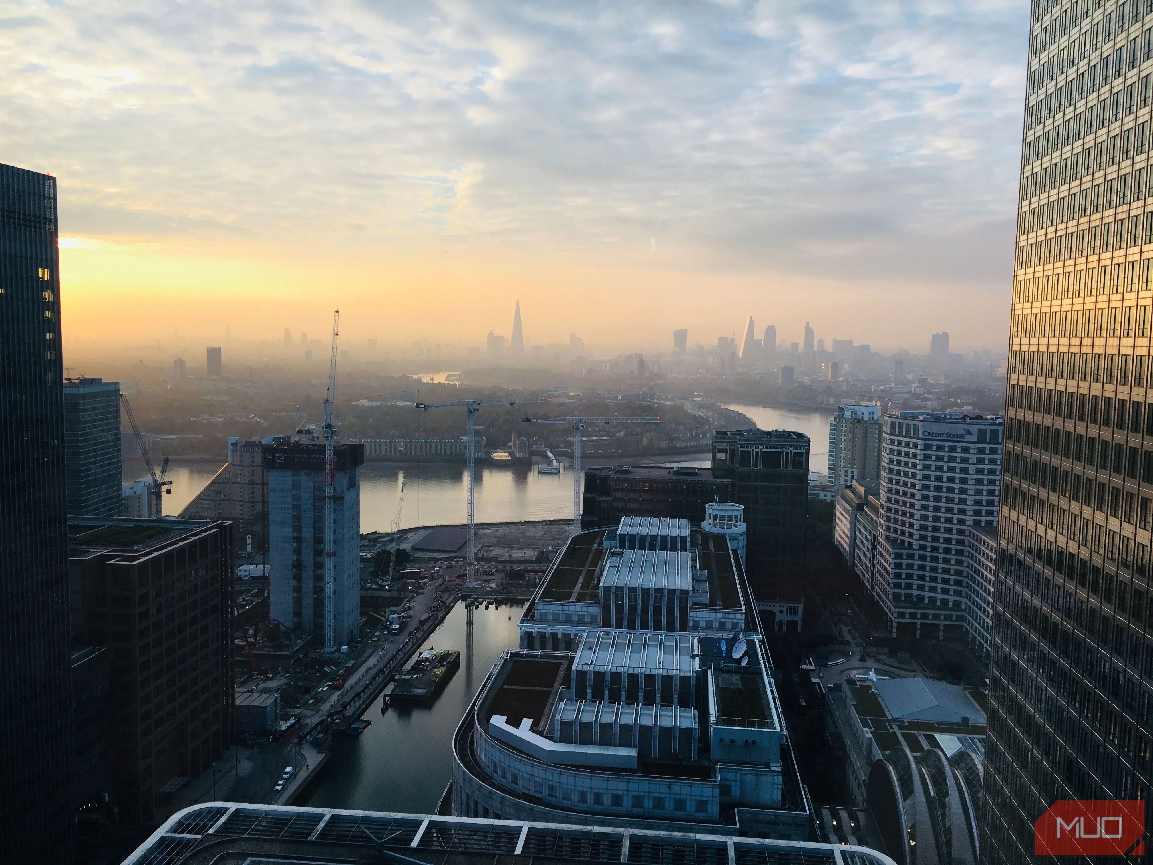 Panorama đường chân trời thành phố lúc hoàng hôn