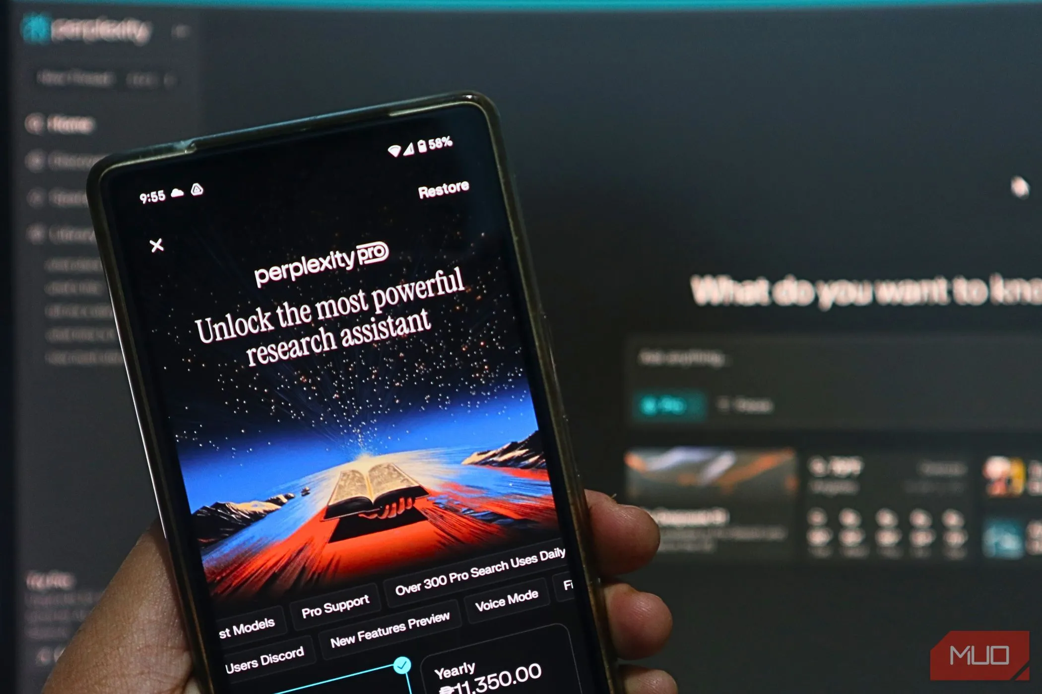 Perplexity AI hiển thị trên màn hình điện thoại và trình duyệt web