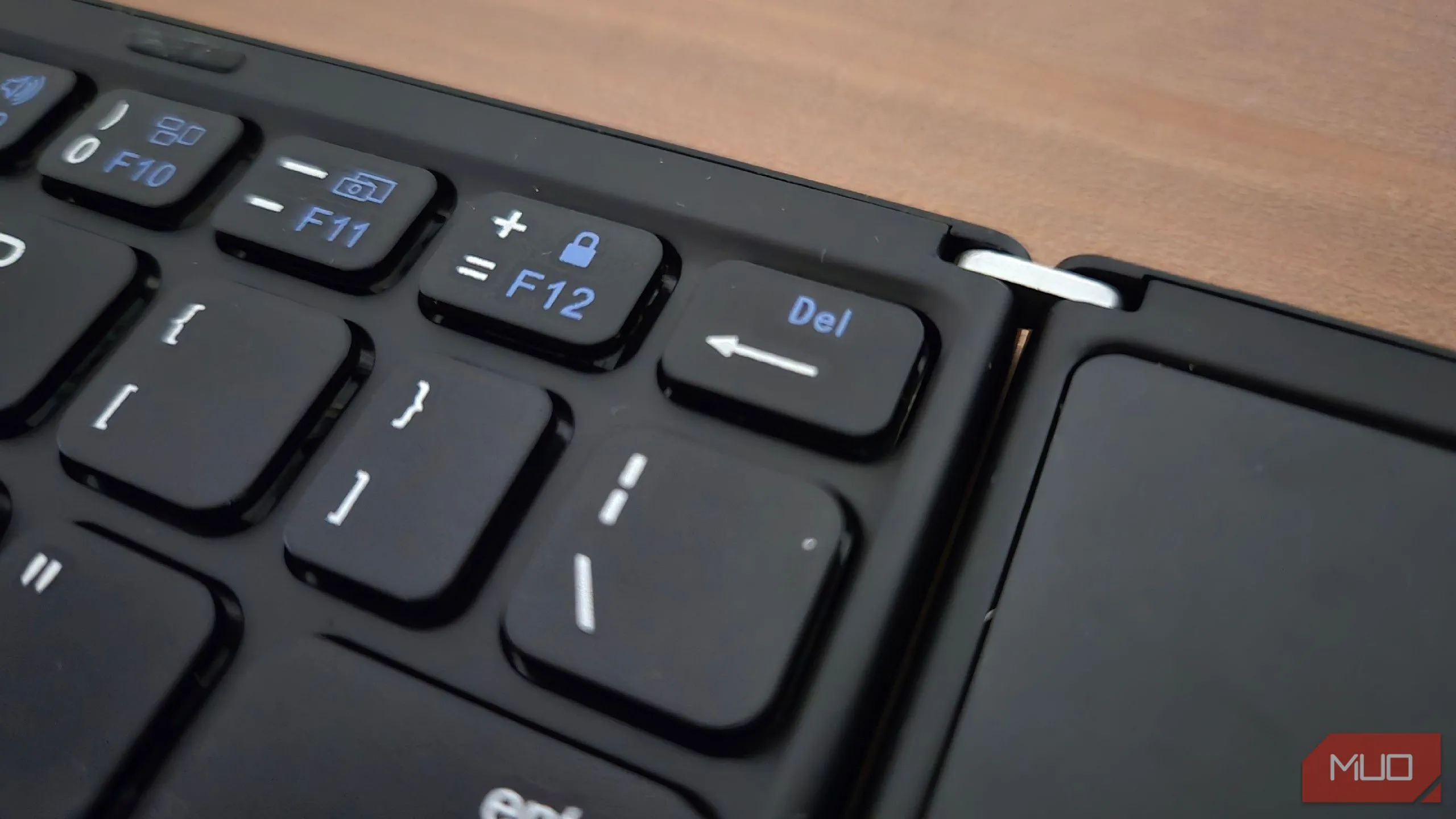 Phím Backspace nhỏ trên bàn phím Bluetooth gập gây khó khăn khi sửa lỗi