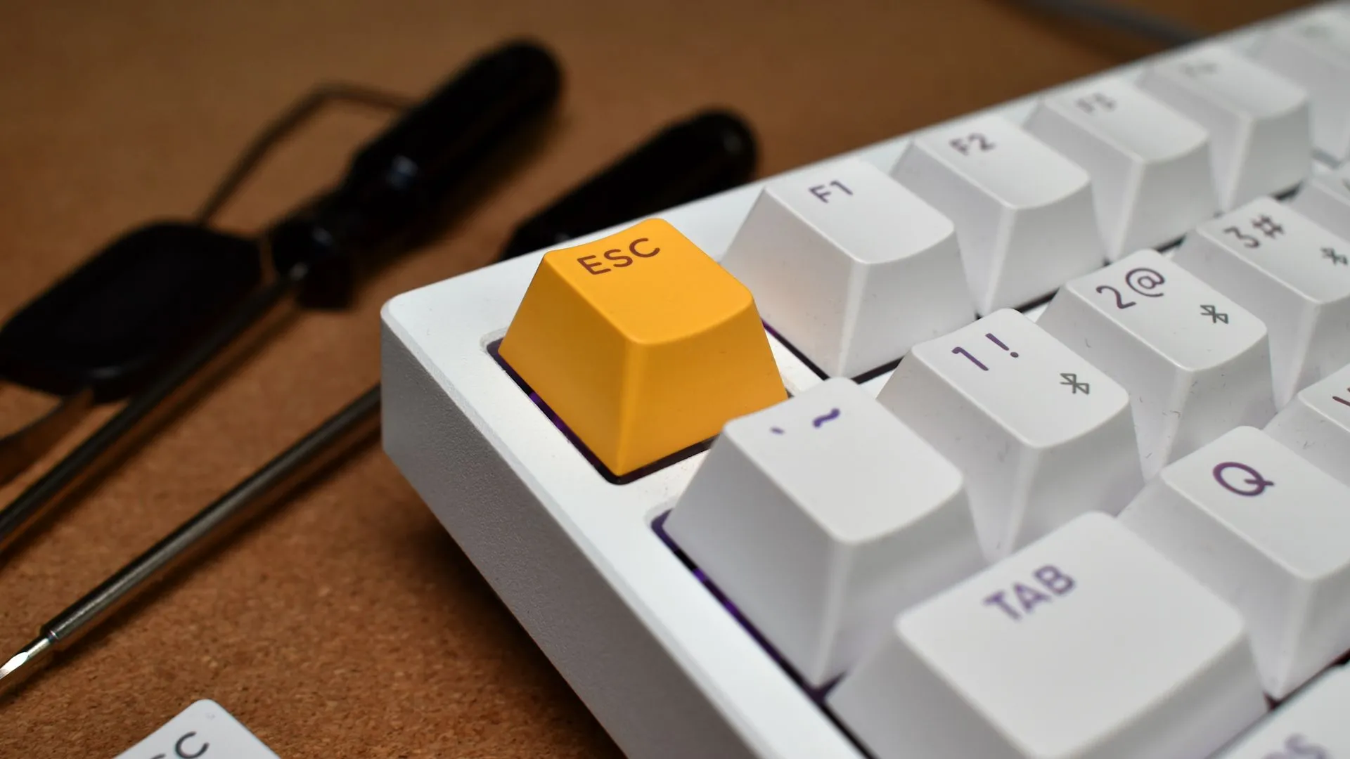 Phím ESC với điểm nhấn màu vàng trên bàn phím Lemokey P1 HE