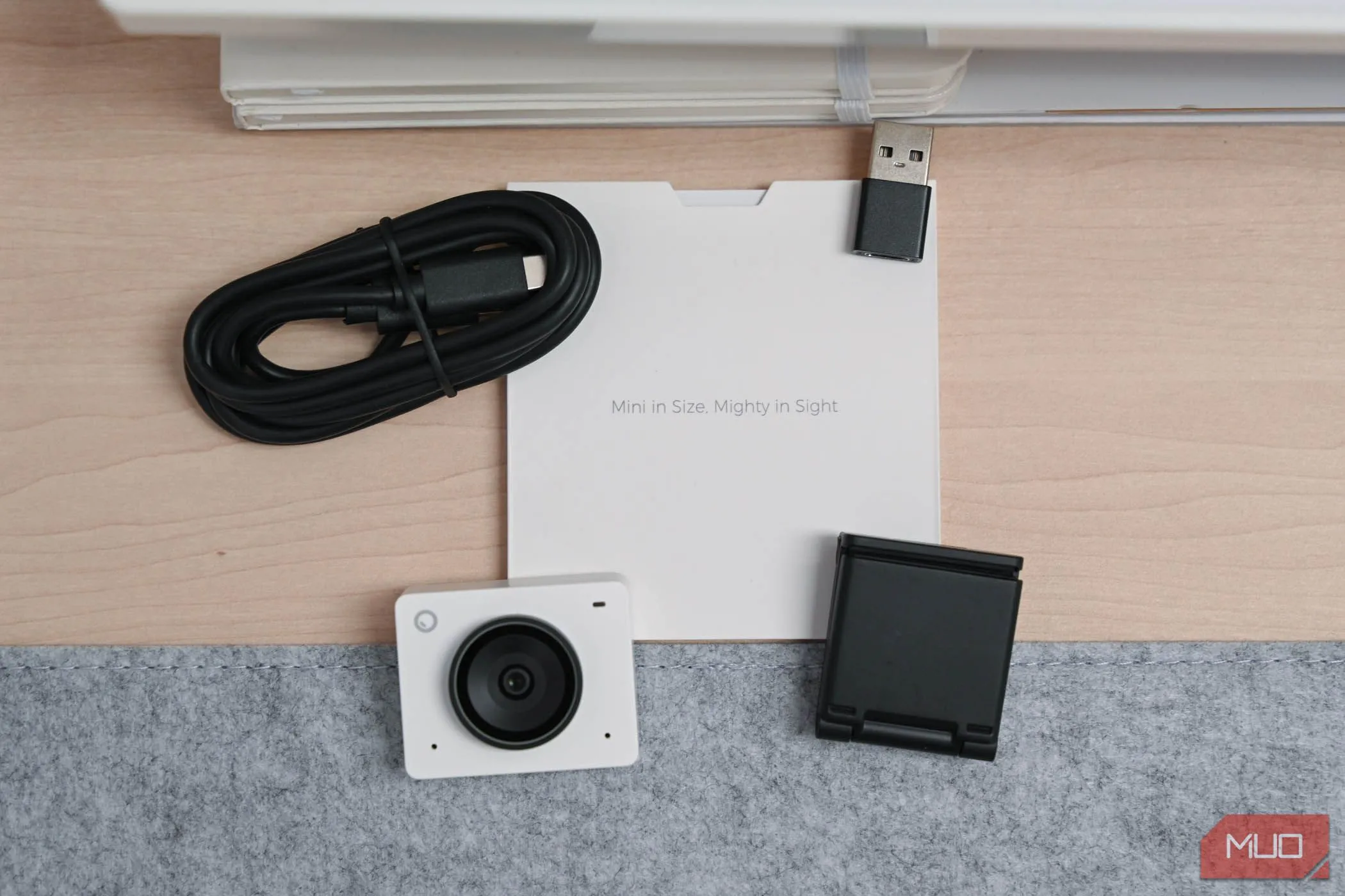 Phụ kiện và các thành phần đi kèm trong hộp của webcam OBSBOT Meet 2
