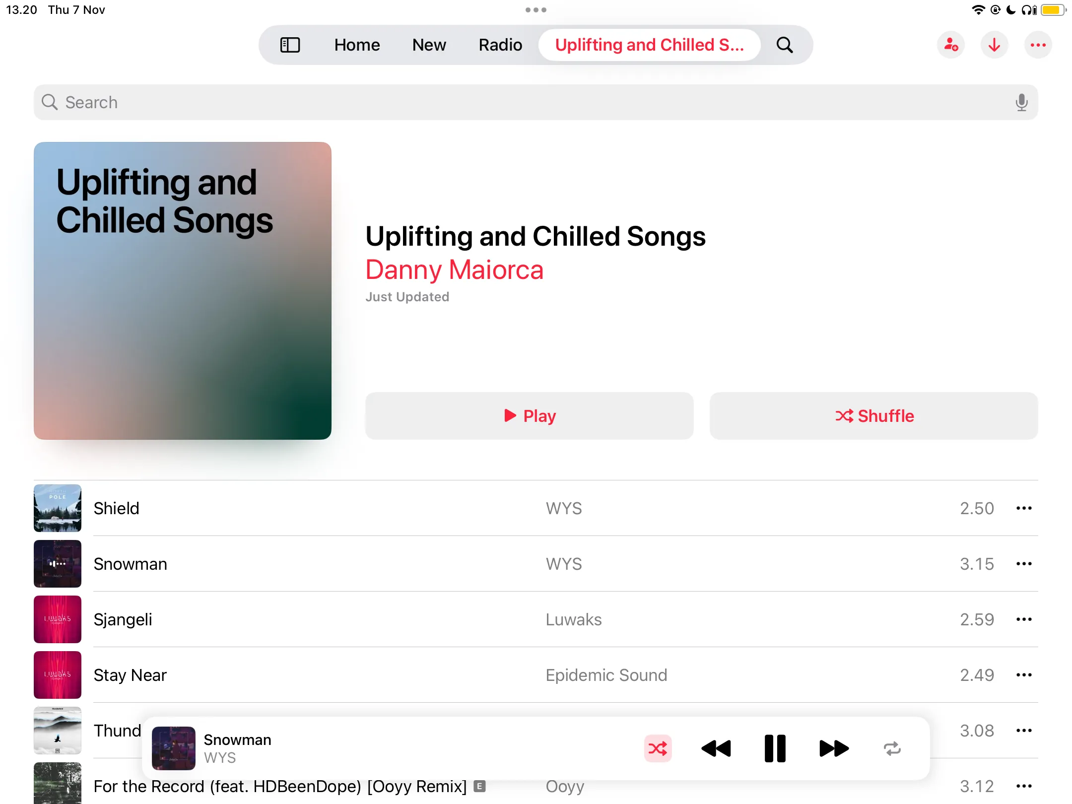 Playlist nhạc tích cực tự tạo trên Apple Music hiển thị tên và ảnh bìa