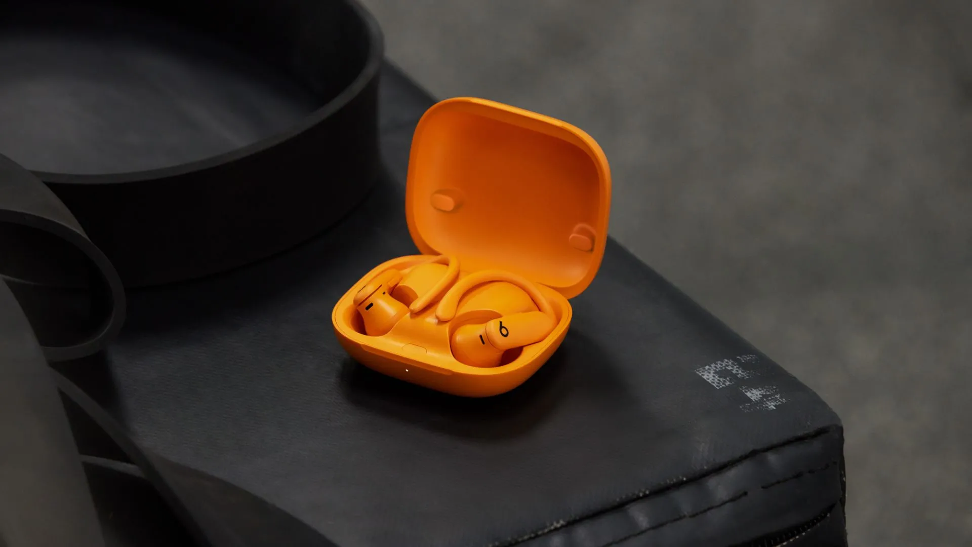Powerbeats Pro 2 màu cam nổi bật với thiết kế móc vành tai