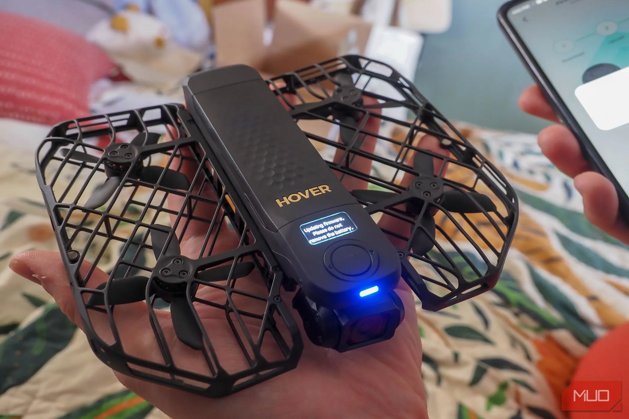 Quá trình cập nhật phần mềm (firmware) cho drone HOVERAir X1 Promax tại nhà.