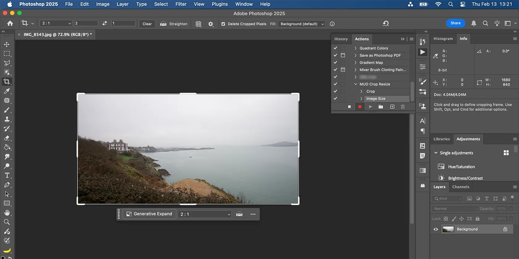Quá trình ghi Action đang diễn ra trong Photoshop, biểu thị các bước chỉnh sửa được lưu lại để tạo tác vụ tự động.
