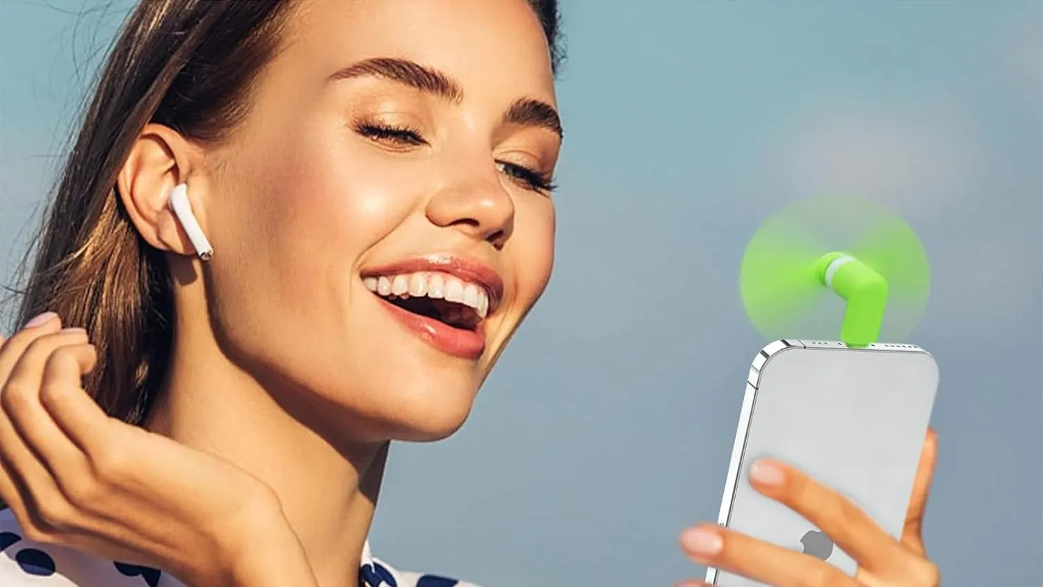 Quạt mini cầm tay cắm cổng USB-C cho điện thoại iPhone màu vàng.